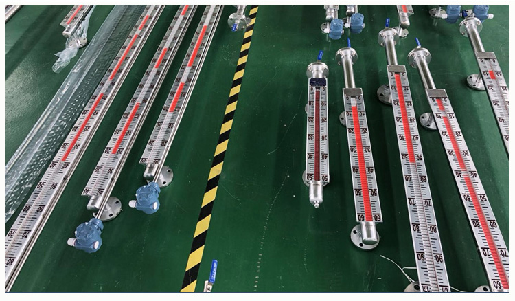 電伴熱磁翻柱液位計產(chǎn)品圖